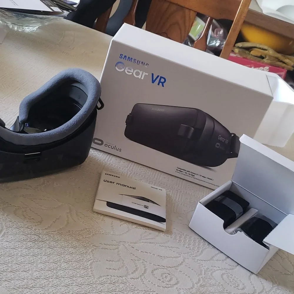 New in Box Samsung Gear VR Powered by Oculus Virtual Reality Headset SM-R323